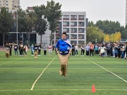 洛杉矶快船以131-116击败黄蜂，哈登55分刷新个人得分纪录，成为首位在两支球队保持得分纪录的球员。